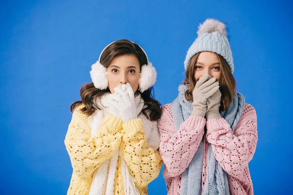 Mujeres Atractivas Suéteres Bufandas Sintiendo Frío Mirando Cámara Aislada Azul — Foto de Stock