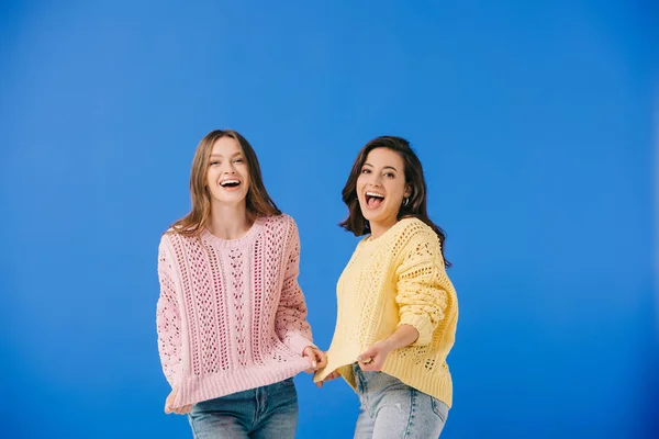 Donne Attraenti Sorridenti Maglioni Guardando Fotocamera Isolata Sul Blu — Foto Stock