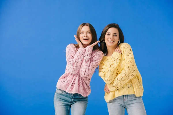 Mujeres Atractivas Sonrientes Suéteres Mirando Cámara Aislada Azul — Foto de Stock