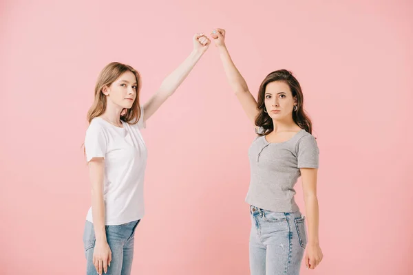 Mulheres Atraentes Camisetas Mostrando Punhos Olhando Para Câmera Isolada Rosa — Fotografia de Stock