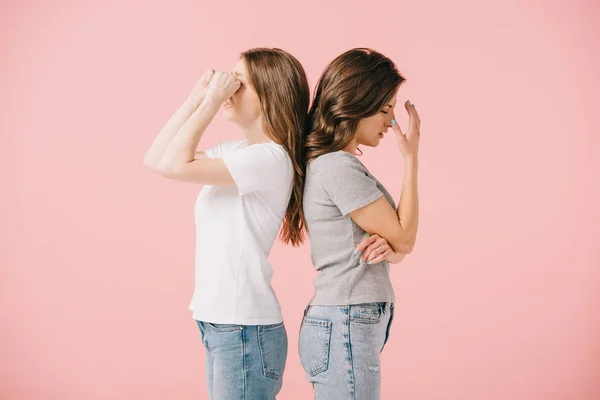 Vista Lateral Mulheres Tristes Camisetas Isoladas Rosa — Fotografia de Stock