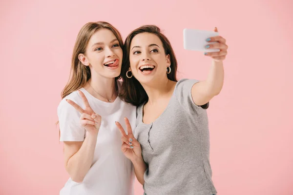 Donne Attraenti Sorridenti Shirt Scattando Selfie Mostrando Segni Pace Isolati — Foto Stock