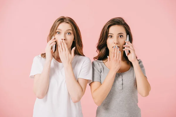 Mujeres Atractivas Conmocionadas Camisetas Hablando Teléfonos Inteligentes Aislados Rosa — Foto de Stock