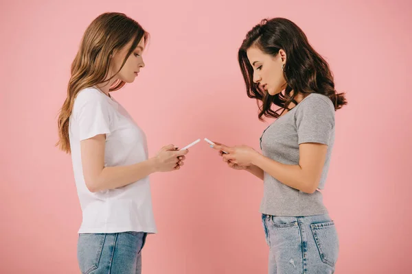 Seitenansicht Attraktiver Frauen Shirts Mit Smartphones Auf Rosa Hintergrund — Stockfoto