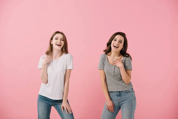 Mujeres Atractivas Sonrientes Camisetas Mirando Cámara Aislada Rosa — Foto de Stock