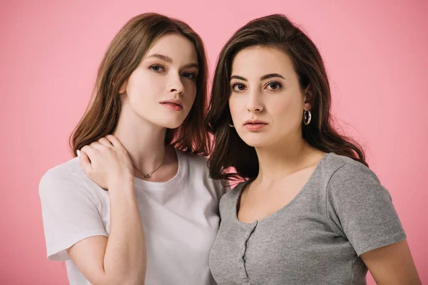 Mulheres Atraentes Camisetas Olhando Para Câmera Isolada Rosa — Fotografia de Stock