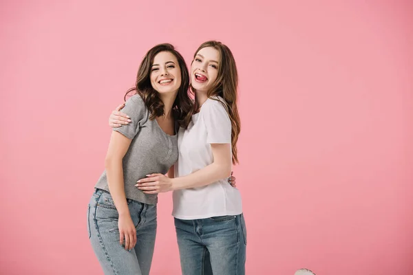 Aantrekkelijke Lachende Vrouwen Shirts Knuffelen Geïsoleerd Roze — Stockfoto