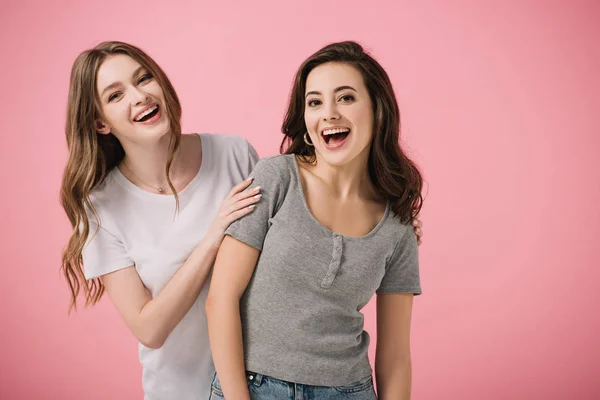 Attraktive Und Lächelnde Frauen Shirts Die Vereinzelt Rosa Die Kamera — Stockfoto