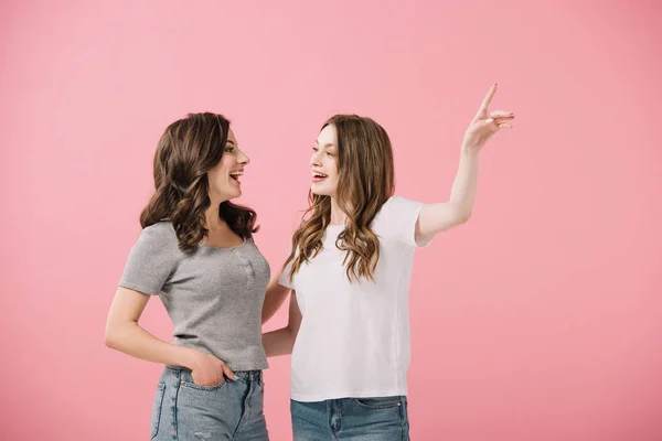 Attraktive Und Lächelnde Frauen Shirts Die Mit Dem Finger Auf — Stockfoto