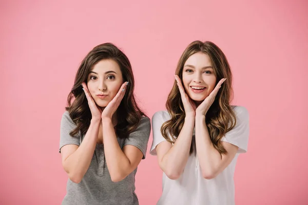 Attraktive Und Lächelnde Frauen Shirts Die Vereinzelt Rosa Die Kamera — Stockfoto