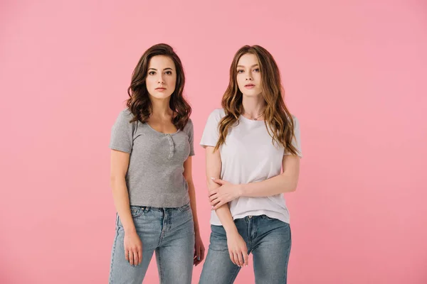 Mujeres Atractivas Camisetas Mirando Cámara Aislada Rosa — Foto de Stock