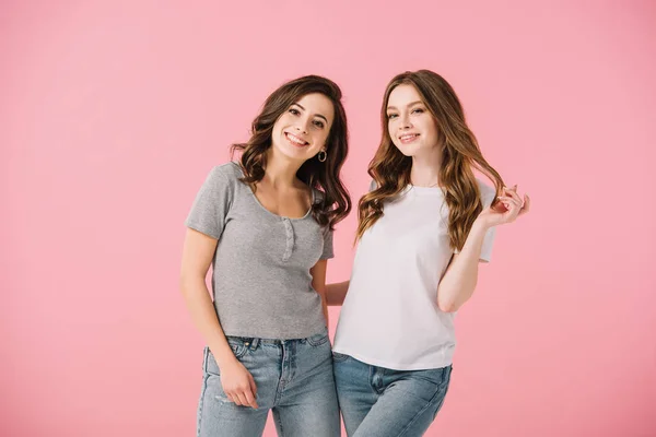 Mujeres Atractivas Sonrientes Camisetas Mirando Cámara Aislada Rosa — Foto de Stock