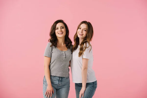 Jolies Souriantes Femmes Shirts Regardant Caméra Isolée Sur Rose — Photo