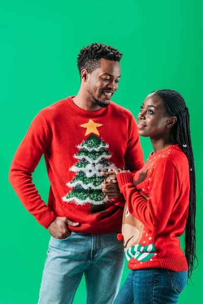 Mujer Hombre Afroamericanos Suéteres Navidad Aislados Verde — Foto de Stock