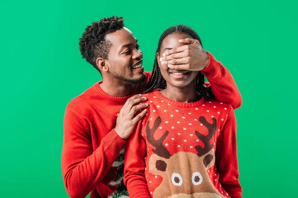 Hombre Afroamericano Suéter Rojo Cubriendo Los Ojos Con Mano Mujer —  Fotos de Stock