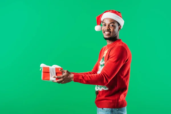 Noel Kazak Santa Şapka Kırmızı Hediye Kutusu Tutan Afro Amerikan — Stok fotoğraf