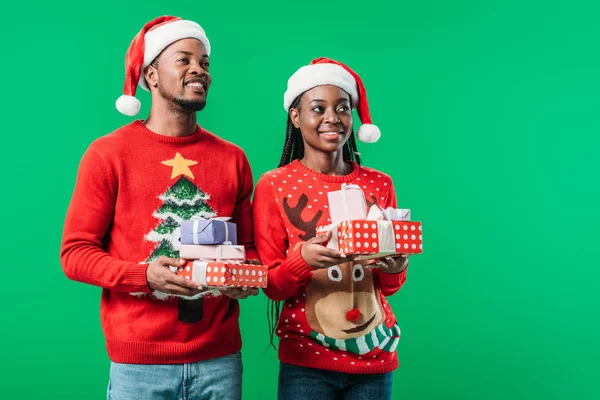 Pareja Afroamericana Suéteres Rojos Navidad Sombreros Papá Noel Sosteniendo Regalos — Foto de Stock