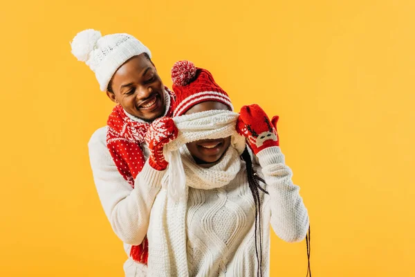 Homem Afro Americano Roupa Inverno Cobrindo Com Olhos Cachecol Mulher — Fotografia de Stock