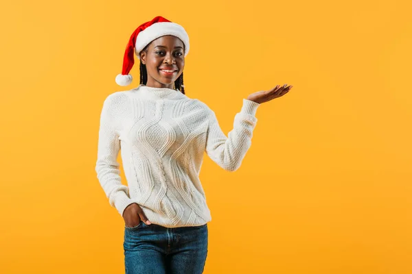 Mujer Afroamericana Suéter Invierno Sombrero Santa Agarre Mano Bolsillo Aislado — Foto de Stock