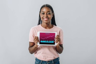 Afro-Amerikan kadın gri izole iş grafikleri ile kamera dijital tablet gösteren
