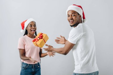 Santa şapka Lı Afro-Amerikan çift gri izole hediye kutusu kusma