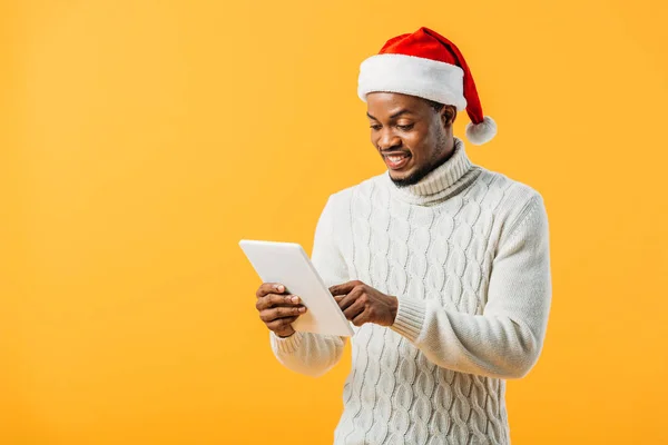 Afro Amerikai Férfi Santa Hat Digitális Tabletta Izolált Sárga — Stock Fotó