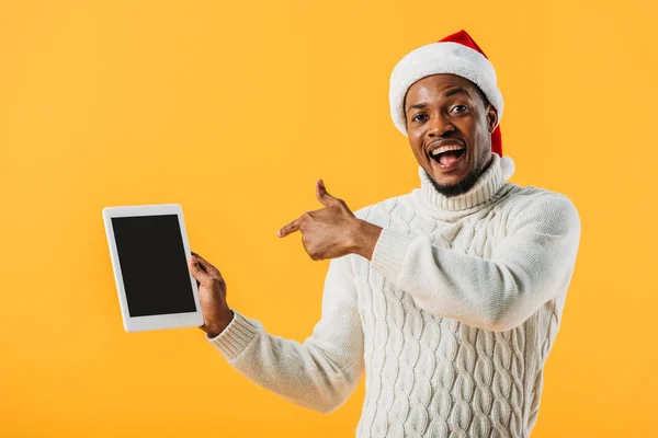 Afro Amerikai Férfi Santa Kalap Mutatva Ujjal Digitális Tabletta Üres — Stock Fotó