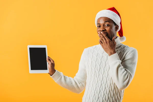 African American Man Winter Tröja Och Santa Hat Holding Digital — Stockfoto