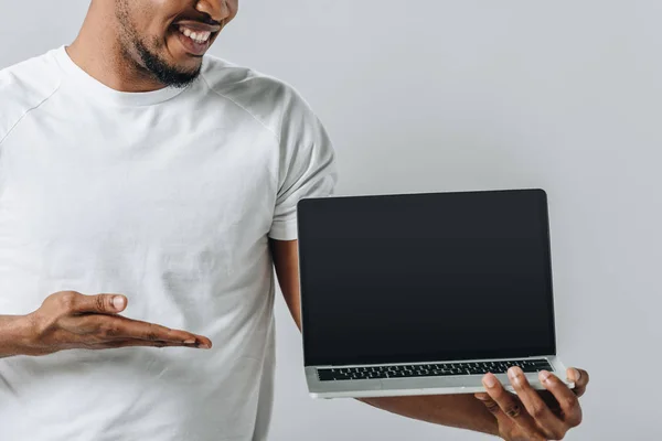 회색에 화면으로 노트북을 보여주는 아프리카 미국인 남자의 — 스톡 사진