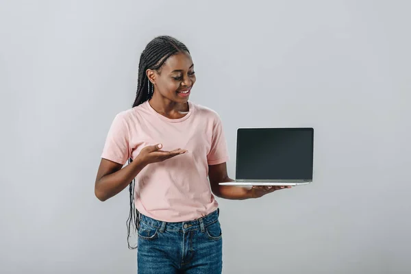 Afroamerikai Mosolygott Mutatott Kézzel Laptop Üres Képernyő Izolált Szürke — Stock Fotó
