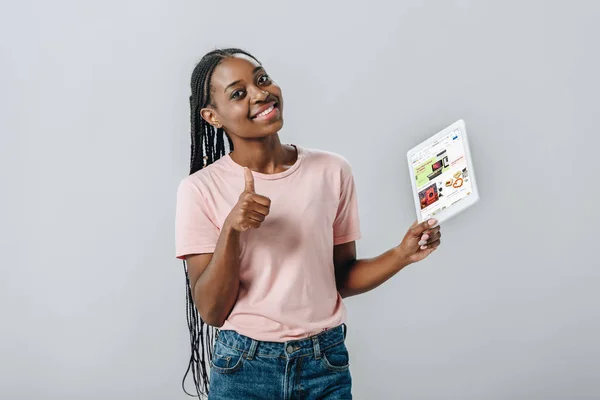 Kyiv Ukraine August 2019 African American Woman Looking Camera Holding — Stock Photo, Image