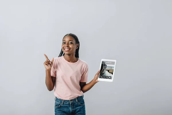 Mujer Afroamericana Sosteniendo Tableta Digital Con Solicitud Reserva Señalando Con — Foto de Stock