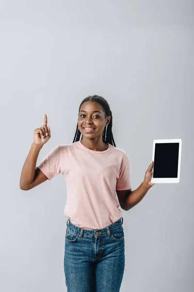 African American Kobieta Trzyma Cyfrowego Tabletu Pustym Ekranem Pokazując Pomysł — Zdjęcie stockowe