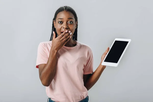Africká Americká Žena Držící Digitální Tablet Prázdnou Obrazovkou Zakrývající Ústa — Stock fotografie