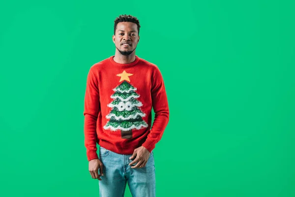 African American Man Christmas Sweter Patrząc Aparat Izolowany Zielono — Zdjęcie stockowe