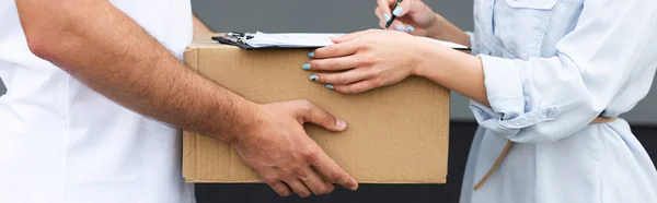 Plano Panorámico Entrega Hombre Celebración Caja Cerca Mujer Firma Papel — Foto de Stock