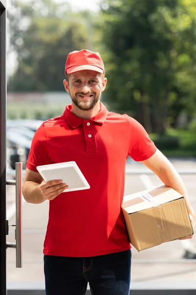 Happy Delivery Man Holding Box Digital Tablet — Stock Photo, Image