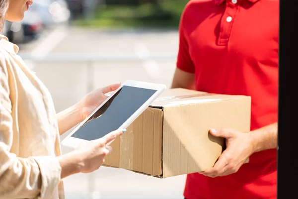 Cropped View Delivery Man Holding Box Woman Digital Tablet — Stock Photo, Image