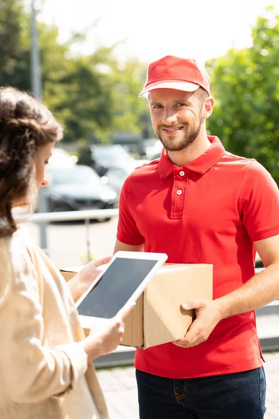 Selective Focus Happy Delivery Man Holding Box Woman Using Digital — Stock Photo, Image