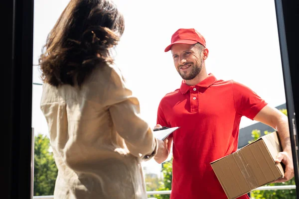 Messa Fuoco Selettiva Felice Consegna Uomo Holding Box Dando Appunti — Foto Stock