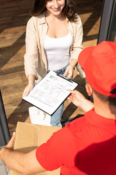 Overhead View Delivery Man Holding Box Giving Clipboard Cheerful Woman — Stock Photo, Image