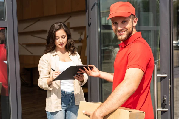Handsome Delivery Man Holding Clipboard Attractive Girl — Stock Photo, Image