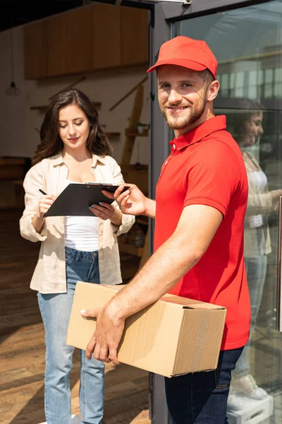 Happy Delivery Man Box Holding Clipboard Attractive Girl — Stock Photo, Image
