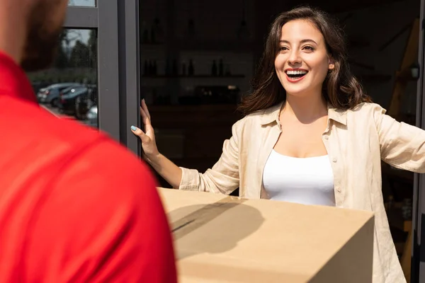 Selective Focus Positive Girl Looking Delivery Man Box — Stock Photo, Image
