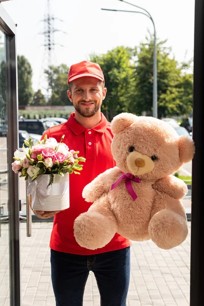 Positiv Leverans Man Holding Nallebjörn Och Blommor — Stockfoto
