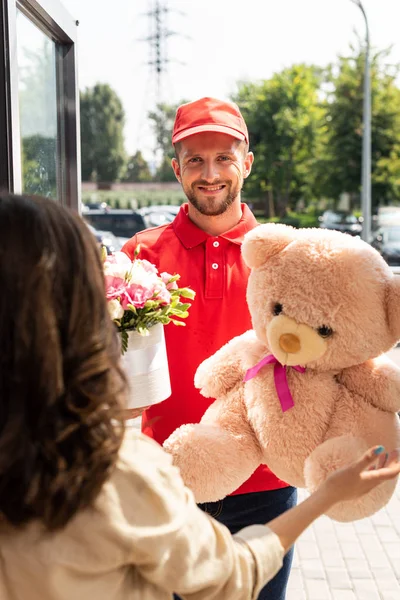 Вибірковий Фокус Веселого Чоловіка Доставки Кепці Тримає Плюшевого Ведмедя Квіти — стокове фото