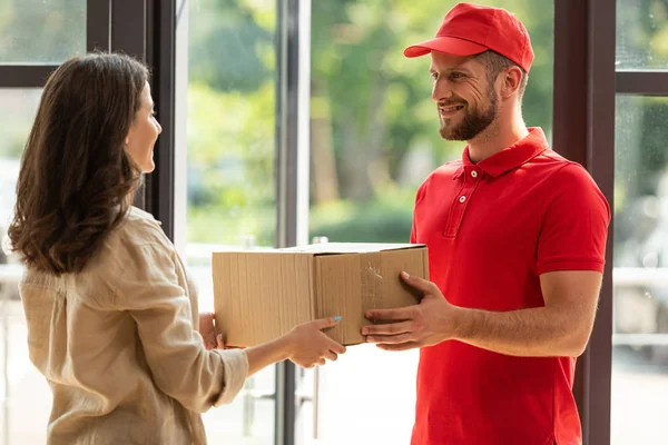 Mujer Feliz Recibiendo Caja Cartón Entrega Hombre — Foto de Stock