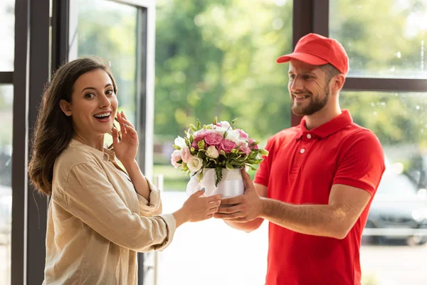 Bearded Happy Delivery Man Giving Flowers Beautiful Woman — Stock Photo, Image