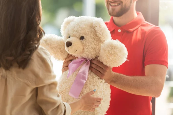 Vista Recortada Hombre Barbudo Feliz Dando Osito Peluche Mujer —  Fotos de Stock