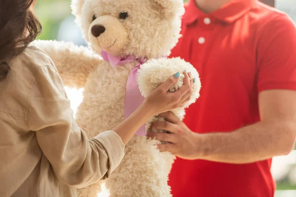 Bijgesneden Weergave Van Meisje Ontvangen Teddybeer Van Mens — Stockfoto